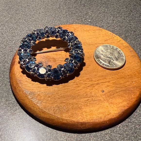 Vintage Warner Blue Rhinestone Circle Wreath Brooch Pin Signed - Picture 8 of 8